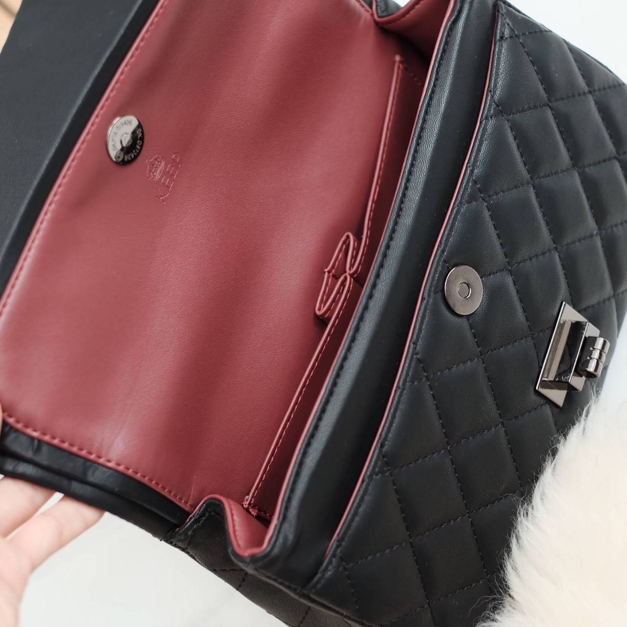 รุ่นขายดี KEEP รุ่น Coco chain handbag ✨ Collectionใหม่ตัวกระเป๋าผลิตจากหนัง Microfiber สวย ทนขึ้นกว่าเดิม การตัดเย็บ นิ่ม ฟู ตึง สวยอยู่ทรงตามแบบฉบับของแบรนด์ รุ่นใหม่ตัวนี้ปักลายตารางสวยหรู การเย็บประณีตทุกตาราง อะไหล่สีดำ เงา เกรดพรีเมี่ยม
