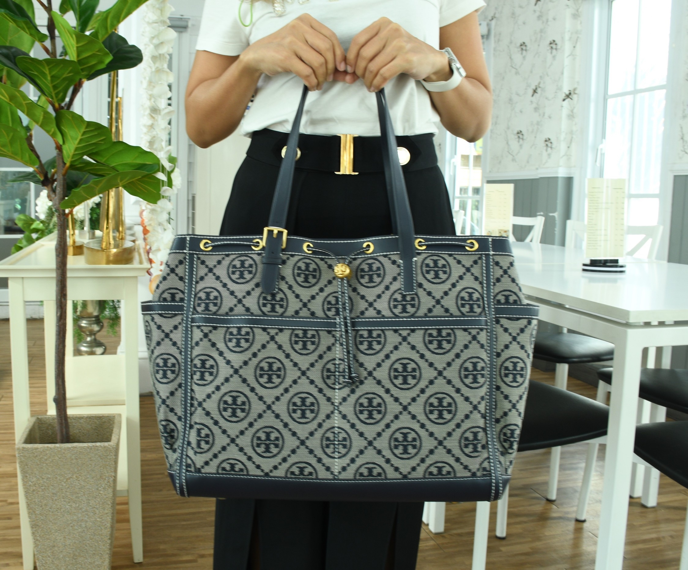OUTLET 】TORY T MONOGRAM JACQUARD WFH TOTE กระเป๋าถือหรือสะพายไหล่ วัสดุ Canvas ปักษ์ลายแบรนด์ อะไหล่ทองสวยหรู น้ำหนักเบา จุของได้เยอะ ด้านหน้ามีกระเป๋าเล็ก2ช่อง ด้านหลัง2ช่อง ด้านในโล่ง มีช่องใหญ่1ช่อง ช่องเล็ก1ช่อง และอีก1ช่องซิป ใบใหญ่ Size XL ใส่เสื้อผ