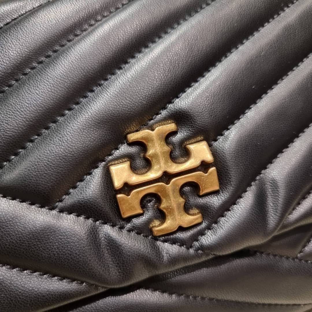 TORY BURCH KIRA CHEVRON CONVERTIBLE SHOULDER BAG (SMALL / MEDIUM) กระเป๋าสะพายรุ่นยอดฮิต ไซส์คลาสสิค ที่ใช้ยังไงก็ดูหรู ดีไซน์เฉพาะตัว วัสดุหนังแกะ สัมผัสนิ่ม เปิด-ปิดด้วยกระดุมแม่เหล็ก ภายในเป็นช่องโล่ง ใส่กระเป๋าสตางค์ มือถือ เครื่องสำอางค์ พาวเวอร์แบงค