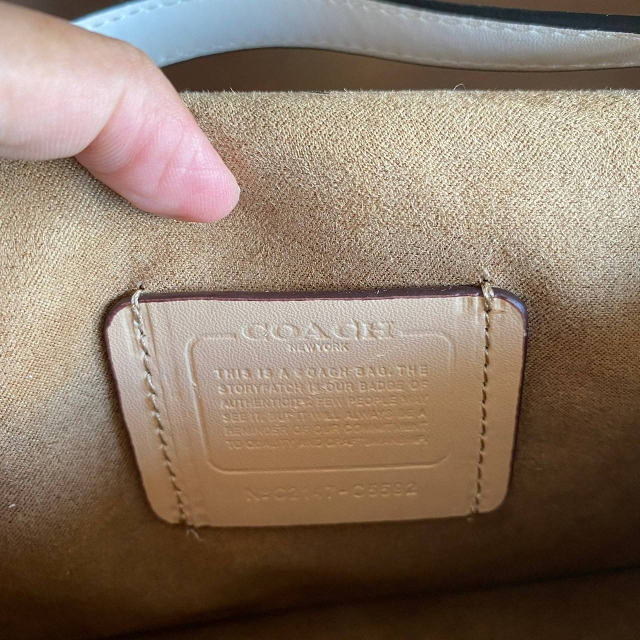 COACH C5592 MINI BRYNN CROSSBODY IN SIGNATURE CANVAS กระเป๋าถือ กระเป๋าสะพาย ไซร์มินิ ลุคคุณหนูสุดเก๋ จะถือเป็นครัชหรือสะพายเป็นครอสบอดี้สุดชิลๆได้หมด วัสดุหนังแคนวาสคุณภาพ ตกแต่งดีเทลหรูด้วยหนังแท้ อะไหล่สีทอง งานสวย เปิด-ปิด ด้วยตัวกด-ล๊อคแบบอัตโนมัติ ด