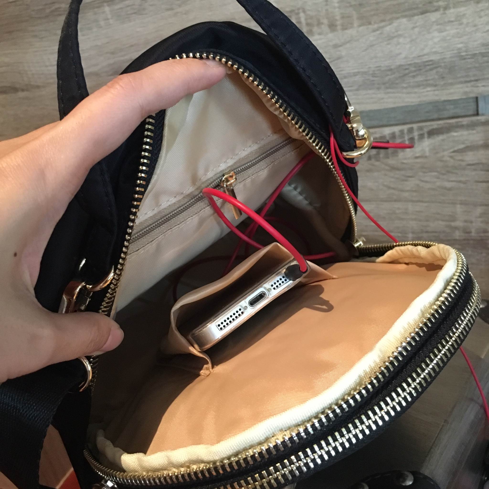 กระเป๋าเป้!!! ทรงน่ารักมากๆๆๆ จากแบรนด์ OASIS รุ่นพิเศษ ช่องซิป 3 ช่องใหญ่ + สายยาวถอดได้ ปรับสะพายได้หลายรูปแบบค่า จุดเด่นที่ >ตัวกระเป๋าทำจากผ้าไนล่อนเนื้อดี >น้ำหนักเบามาก >สายกระเป๋า ถอดปรับ สะพาย หลัง สะพายข้าง ลำตัว หรือ สะพายพาดไหล่ได้คะ &