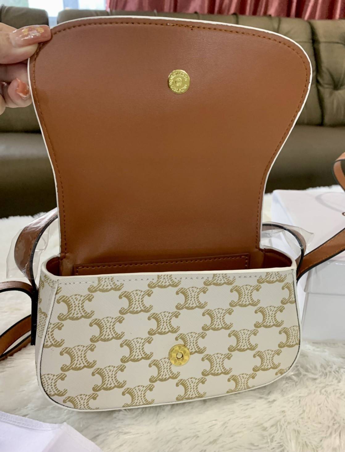 VIP 】CELINE TABOU CLUTCH BAG CELINE MINI CROSSBODY BAG (GWP) วัสดุ Triomphe Canvas หนังสวยอยู่ทรงกันน้ำได้ ขนาดกำลังน่ารัก การออกแบบที่เน้นความเรียบแต่หรู มาพร้อมสายสะพายสั้นและสายสะพายยาว สำหรับสะพายไหล่ สายปรับระดับสั้น-ยาวได้ (ถอดไม่ได้) โดดเด่นที่ด้าน