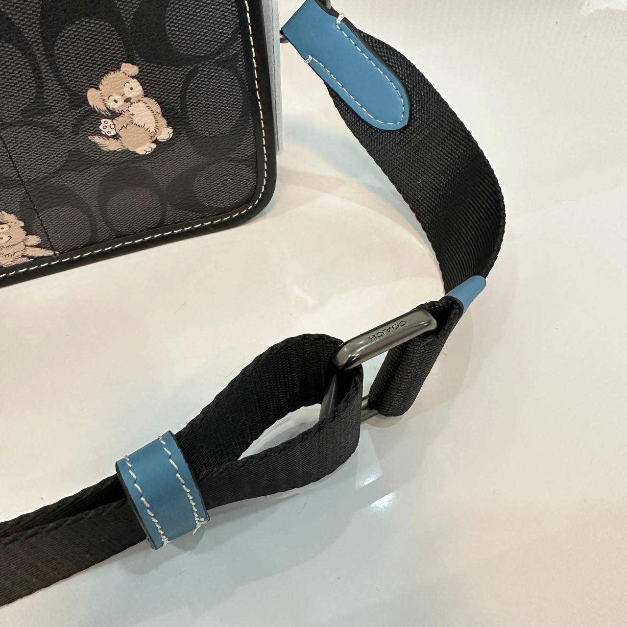 Coach Heritage Convertible Crossbody In Signature Canvas With Creature Print( cc131) กระเป๋าไฮบริดแบบถอดได้รุ่นใหม่ หล่อเท่ส์ สะพายสามารถสะพายทำงานดูดีสุดๆคะ มาพร้อมกระเป๋าใบเล็กห้อยสุดเก๋ วัสดุแคนวาสตัดขอบหนังแท้ เปิด ปิดด้วยซิป ซับในผ้า ด้านนอกกระเป๋าเป