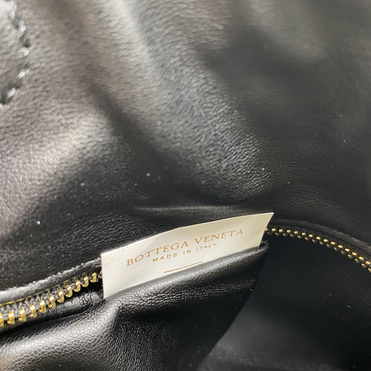 BOTTEGA intrecciato leather Snap Handle Handbag กระเป๋าถือ/สะพาย ดีไซส์สานเป็นเอกลักษณ์ หูจับในตัว หนังสวยงาม เกรดออริ สลับแท้ 1:1 ใช้งานต่างประเทศได้