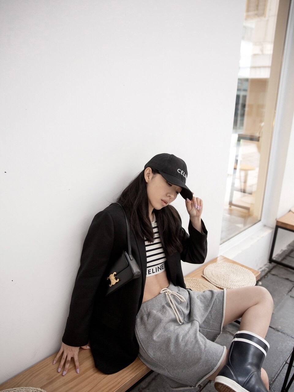 พร้อมส่งที่ไทยแล้วกับ CELINE TRIOMPHE SHOULDER BAG หนังทั้งใบลายสวยหรู ด้านในเปิดด้วยด้วยที่บีบโลโก้อะไหล่ทอง จุของได้กำลังดี ใส่โทรศัพท์ กระเป๋าสตางค์ใบสั้น ของจุกจิกได้ เหมาะกับสาวๆในวัน