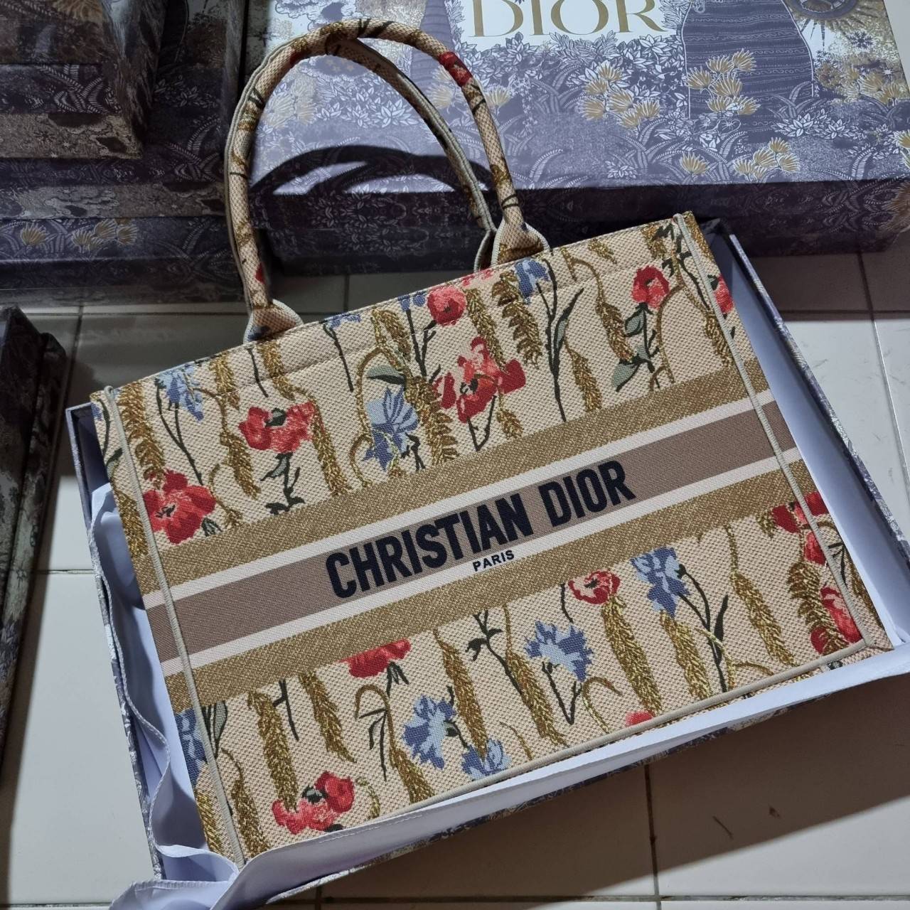 VIP 】HOT ARRIVAL!! DIOR CD SHOPPING BAG WITH GWP กระเป๋าทรงช้อปปิ้งใบใหญ่ จุใจ!! พรีเมี่ยมกิ๊ฟรุ่นดับเบิ้ลฮอต ดีไซน์คลาสสิควินเทจ สวยหรู วัสดุผ้าแคนวาสลายกราฟฟิค ภายในโล่งกว้างมากๆ ใส่ของจุสุดๆ โน้ตบุ้ค ไอแพด กระเป๋าสตางค์ มือถือ หรือเสื้อผ้ายังได้ สะพายค
