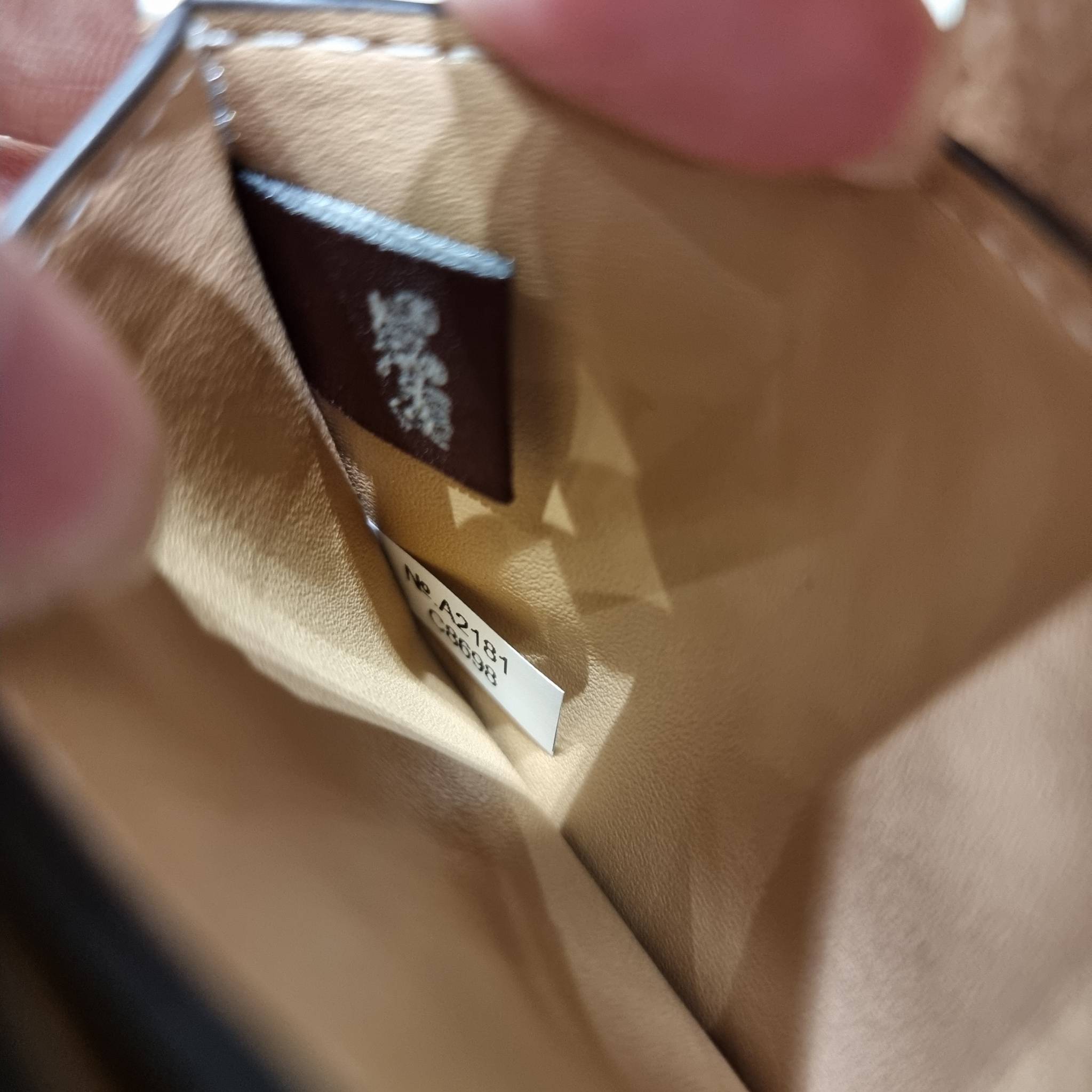 COACH C8325 ACCORDION CARD CASE WITH DREAMY LAND FLORAL PRINT ไอเท็มที่ทำใจฟูจัดเลยจ้า กับกระเป๋าถนอมบัตร ที่สาวๆตามหา ดีไซน์ลวดลายน่ารักมากๆ ขนาดกะทัดรัด พกพาสะดวก วัสดุหนัง pepble ภายในเป็นช่องใส่บัตรได้หลายใบ เหมาะมากสำหรับใครที่มองหากระเป๋าแบ่งสัดส่วน