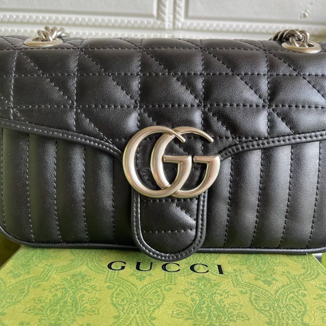 หนังแท้ 26cm GUCCI GG Marmont leather shoulder bag แบบใหม่ล่าสุด ราคานี้หนังแท้คือคุ้มมากเลยค่าสาวๆ ต้องจัดแล้วน้าา ยกระดับความหรูให้กับตัวเองกันหน่อย ด้วยกระเป๋ารุ่นนี้!! ครอสบอดี้ที่ดีไซน์หรู อัพเลเวล ในราคาที่จับต้องได้ พร้อมเสิร์ฟความสวยตรงถึงบ้านแล้ว