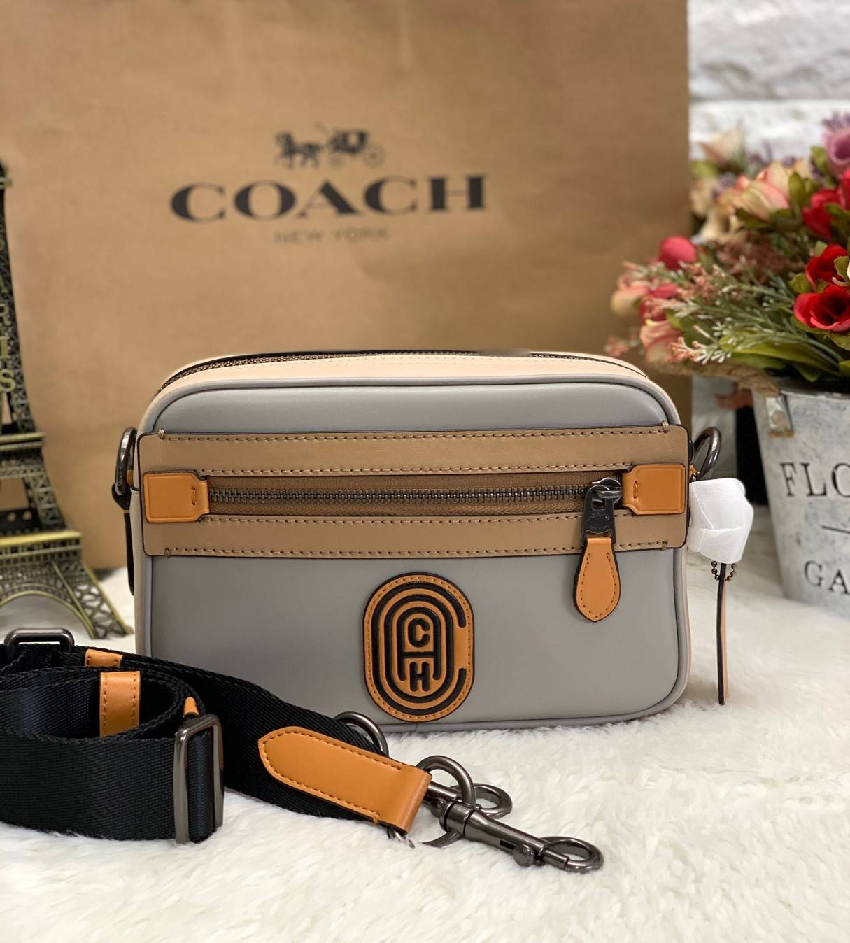 COACH ACADEMY CROSSBODY IN SIGNATURE WITH VARSITY ZIPPER ((768, 960)) พร้อมส่งที่ไทยอีกครั้ง! ได้ไปหลงรักแน่นอนค่ะ😘 กระเป๋าสะพายครอสบอดี้ร์ของคุณผู้ชาย((สาวหล่อใช้ก็สวยทีเดียว)) หนังแท้อย่างดี หนังนิ่มมือดีค่ะ