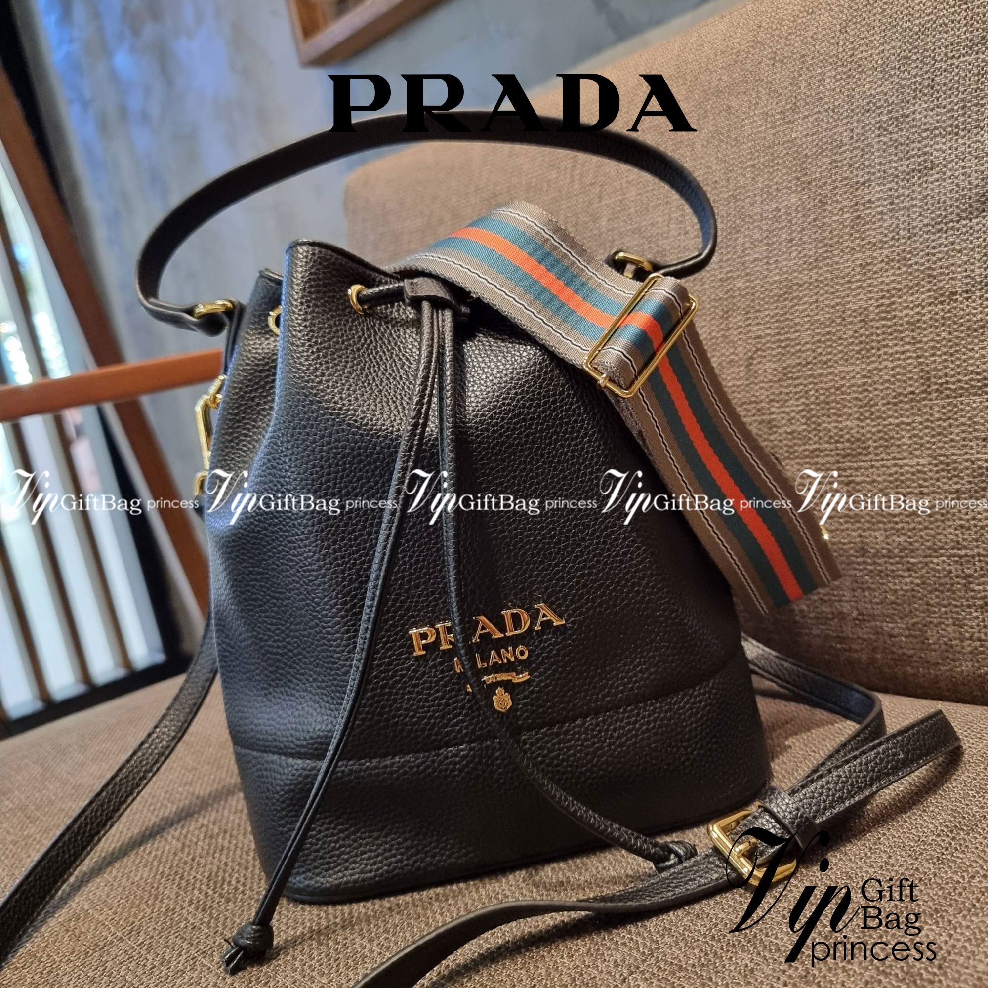 Prada leather bucket bag กระเป๋าสะพายทรงขนมจีบ ดีไซน์เรียบ แต่หรู น่าใช้มากๆ หนังสวยมาก วัสดุหนัง pepble สัมผัสนิ่มมือ ตกแต่งโลโก้สีทองตัดหนังดำ คือเลิศ!! ปากกระเป๋ารูดเปิดปิดได้ สะดวกใช้งาน ภายในโล่งกว้าง จุของได้เยอะ ไม่ธรรมดาเลย พิเศษ!! นอกจากสายคล้องใ
