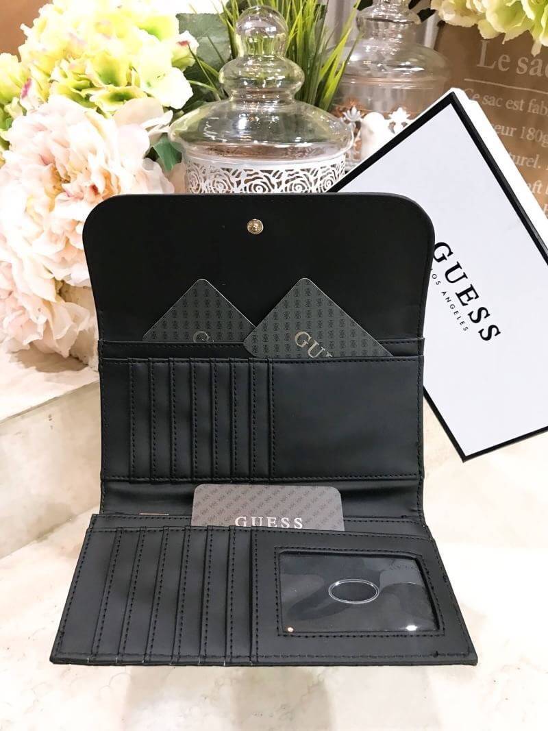 GUESS FACTORY WOMEN'S WALLET กระเป๋าสตางค์ใบยาว3พับดีไซน์ยอดนิยมหนังปั้มโลโก้รอบใบด้านหน้าประดับโลโก้แบรนด์สวยหรู เปิดปิดด้วยฝาปิด ภายในมีช่องใส่รูป ช่องใส่ธนบัตร แบงก์พัน และช่องใส่บัตรหลายช่อง แยกเป็นสัดส่วน ภาพถ่ายจากสินค้าจริง ตัวจริงสวยน่าใช้ค่ะ