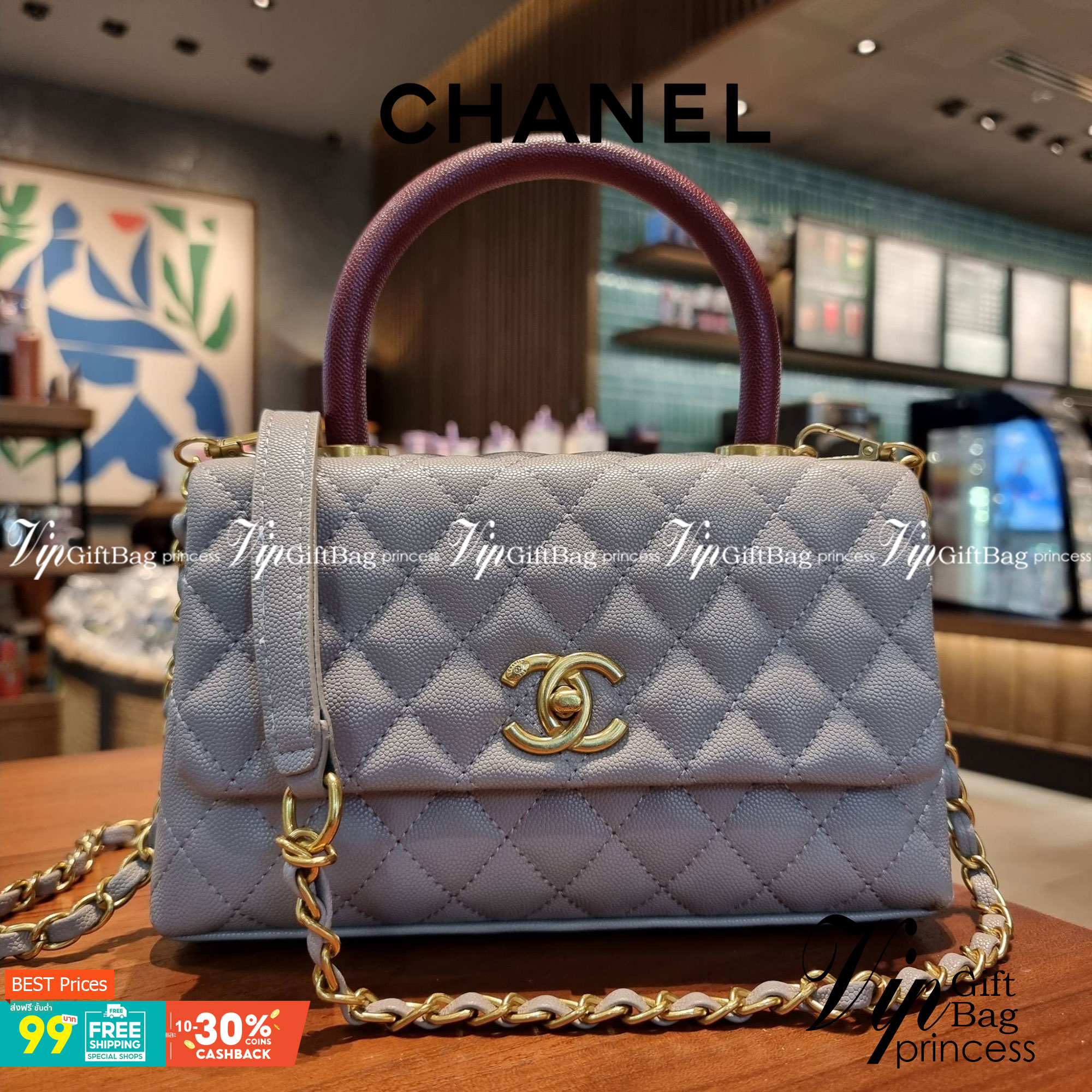 VIP 】รุ่นยอดฮิตตลอดกาล ไซส์กำลังสวย!! จากแบรนด์ Chanel กระเป๋าถือ/สะพาย หนังลายคาเวียร์ โลโก้เด่นชัด เปิด-ปิดกระเป๋าด้วยตัวบิดล็อค อะไหล่สีทองหรู ทรงสวยผู้ดี ภายในกระเป๋ามีช่องโล่งกว้างจุของได้พอสมควร มีช่องซิปแบ่งสัดส่วน ด้านหลังมีช่องเก็บของจุกจิกอีก 1 