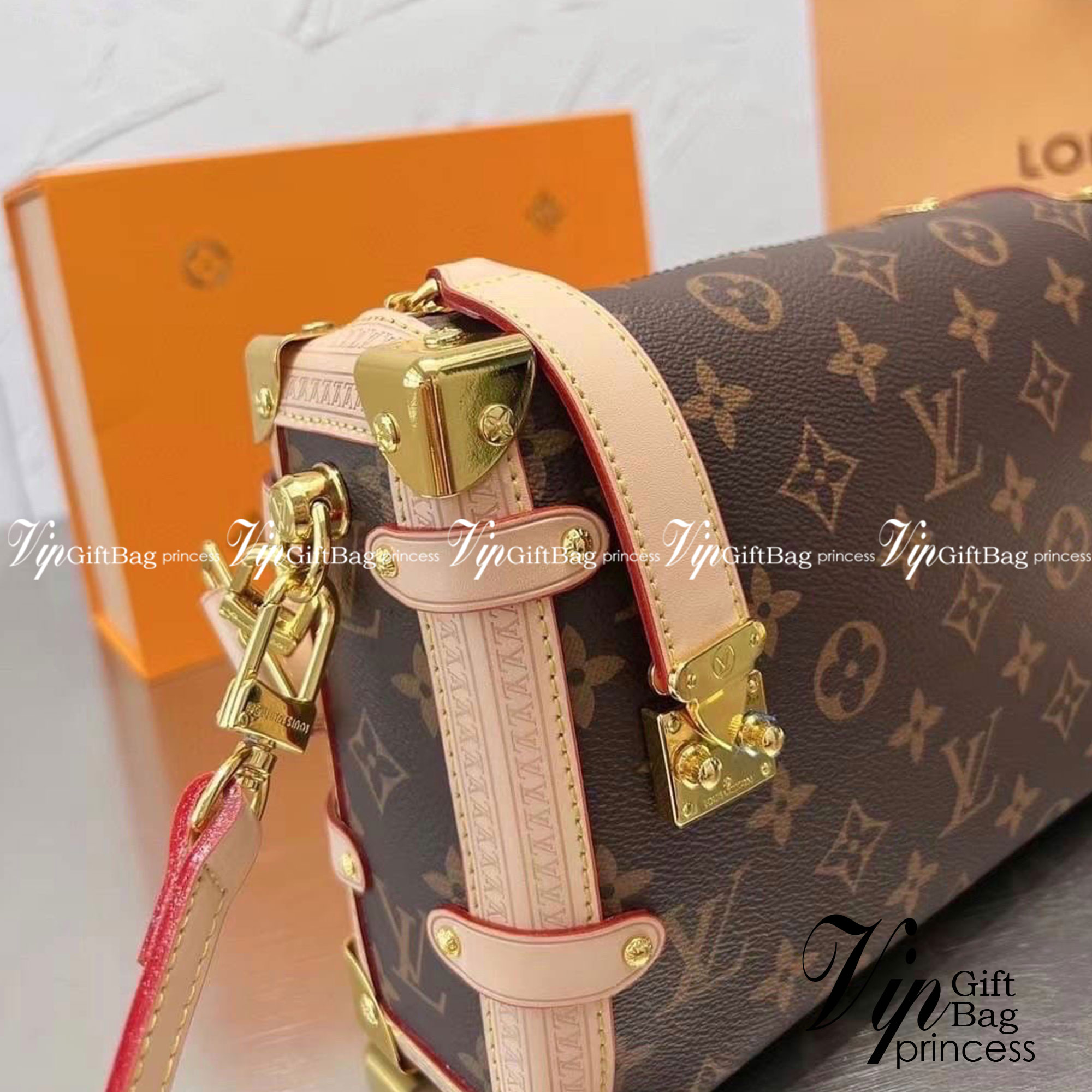 LV Side trunk pm / LV Soft Box Side Trunk Ladies Shoulder Messenger Bag กระเป๋าสะพายทรงกล่อง ที่สาวๆเรียกร้อง วัสดุหนังแคนวาส ดีไซน์ทุกอย่างได้ลงตัว หรูหรา อัพลุคได้ทุกสไตล์ ราคาสุดคุ้ม รุ่นนี้เป็น unisex ด้วยน้า ใช้ได้ทั้งหนุ่มๆและสาวๆไปเลย