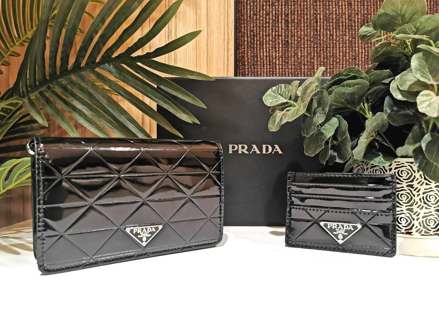 PRADA CLUTCH BAG WITH CARD HOLDER VIPGIFT WITH PURCHASE พรีเมี่ยมกิ้ฟรุ่น Limited จาก DUTYFREE สวยหรูดูดีสุดคุ้มมากๆได้ทั้งกระเป๋าสะพายทรงคลัชพร้อมสายโซ่แบรนด์ + กระเป๋า Card Holder ใส่นามบัตรครบชุดไอเท็มใหม่ล่าสุดน่าใช้น่าสะสม สินค้ามาพร้อมกล่องแบรนด์ Du