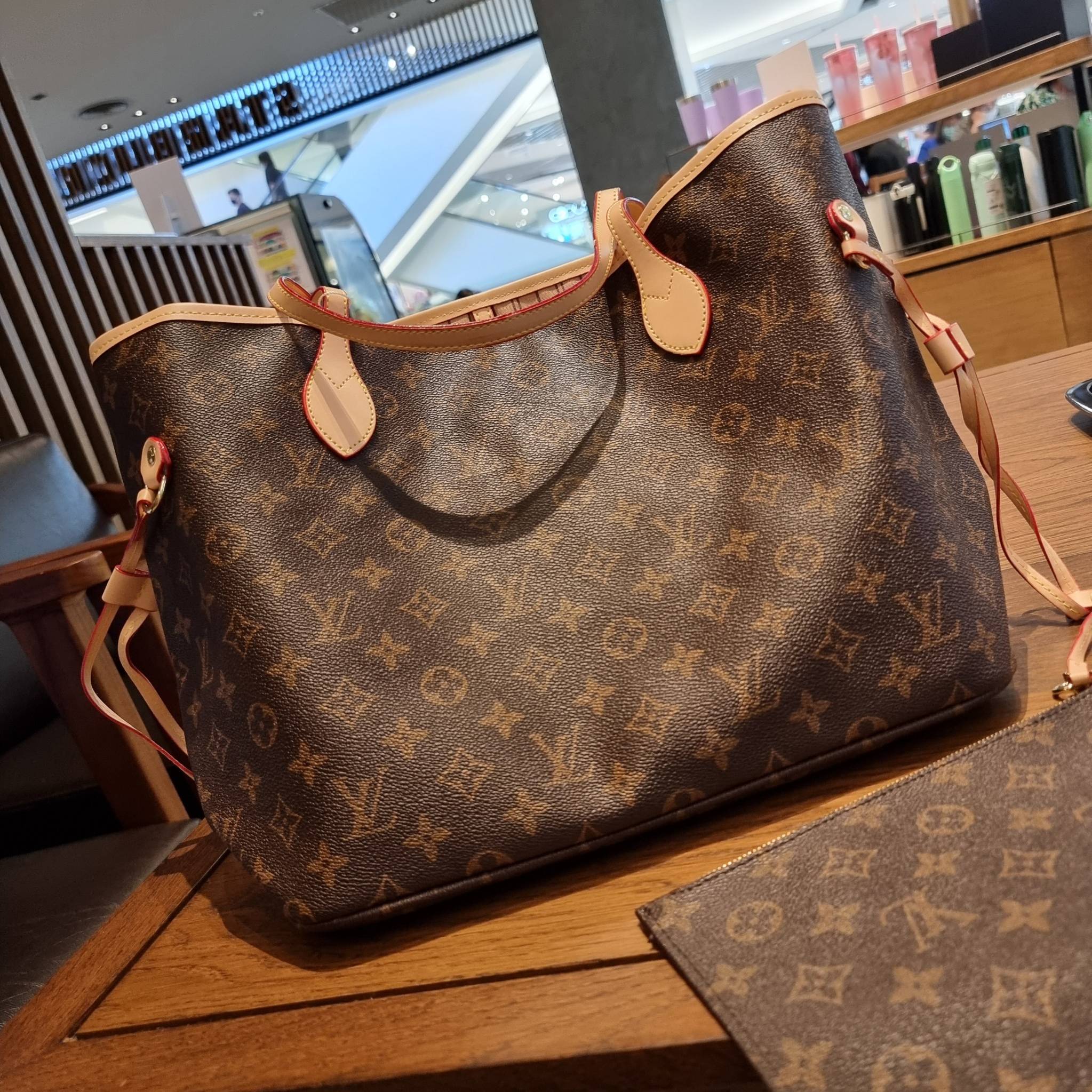LV 2IN1 TOTE SET กระเป๋าสะพายไหล่ใบใหญ่ทรง tote มาพร้อมใบลูก คลาสสิคที่สุด เป็รอีกรุ่นที่มีคนใช้กันทั่วบ้านทั่วเมือง ฮิตแบบไม่ต้องพูดเยอะ วัสดุหนังแคนวาสปั๊มลายเต็มใบ ปากกระเป๋ามีหูเกี่ยว ด้านข้างมีหนังรูดเก็บทรงได้ ภายในโล่งกว้างมากๆ มีช่องซิปแยกให้ ใบเล