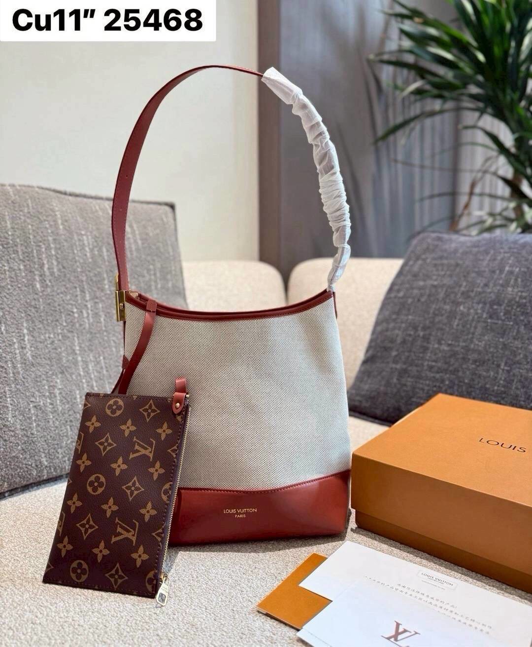 LV Low Key Hobo PM Bag กระเป๋าสะพายทรงโท้ทรุ่นใหม่ งานคอตตอนแคนวาส เผยความเรียบหรูมีระดับด้วยรูปทรงเรียบง่ายและงานฝีมือประณีตไร้ที่ติ ประดับแม่กุญแจสัญลักษณ์สุดไอคอนิก