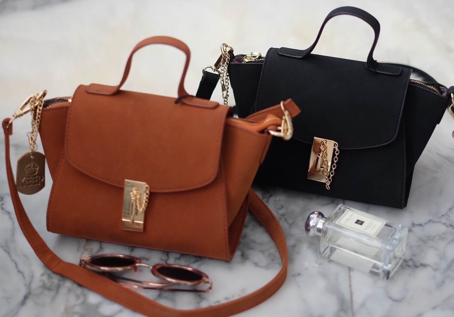 ทรงขายดี มาใหม่สวยหรูมากคะ 🌼 กระเป๋าถือ / สะพายจาก แบรนด์ KEEP รุ่น Amelia หนังกลับอย่างดี สวยคลาสสิคมากคะ #จุดเด่นใบนี้ - ขนาดกำลังดี ใส่มือถือ // กระเป๋าตังยาวได้คะ - ตัวล็อคด้านหน้าสวยหรู ปากกระเป๋ามีซิปปิดอีกที - ภายในมีผ้าซับในอย่างดี มีช่องใส