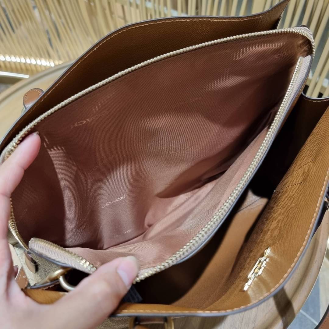 COACH C4075 TATUM CARRYALL IN SIGNATURE CANVAS คอลเลคชั่นใหม่ล่าสุด จัดมาให้ได้สวยก่อนใคร สวยหรูทุกสี!! ลุคผู้ดีต้องมาอีกหนึ่ง กระเป๋าสะพายทรงสวย ที่มาพร้อมสายสะพายไหล่ในตัว และสายครอสบอดี้สำหรับสะพายข้าง วัสดุหนัง crossgrain สวยคมมากๆ ตัวกระเป๋าถูกแบ่งเป