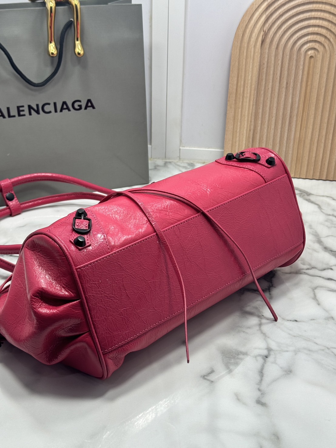 ORI หนังแท้ | Balenciaga Le City Bag East-west Bag 32cm กระเป๋าถือ/สะพายข้างทรงยาวดีไซน์โดดเด่นสวยเท่ล้ำสมัย ที่สุดแห่งความไอคอนิกไม่เหมือนใคร มีกิมมิคและลูกเล่นแพรวพราว