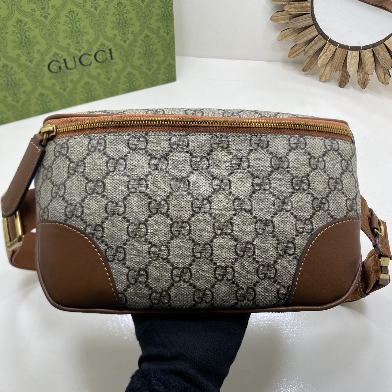 ORI หนังแท้ | GUCCI GG Emblem small belt bag กระเป๋าคาดอก/คาดเอวปรับโฉมใหม่ สวยสง่างาม สปอร์ตและเท่กว่าเดิม แต่ยังคงความคลาสสิค