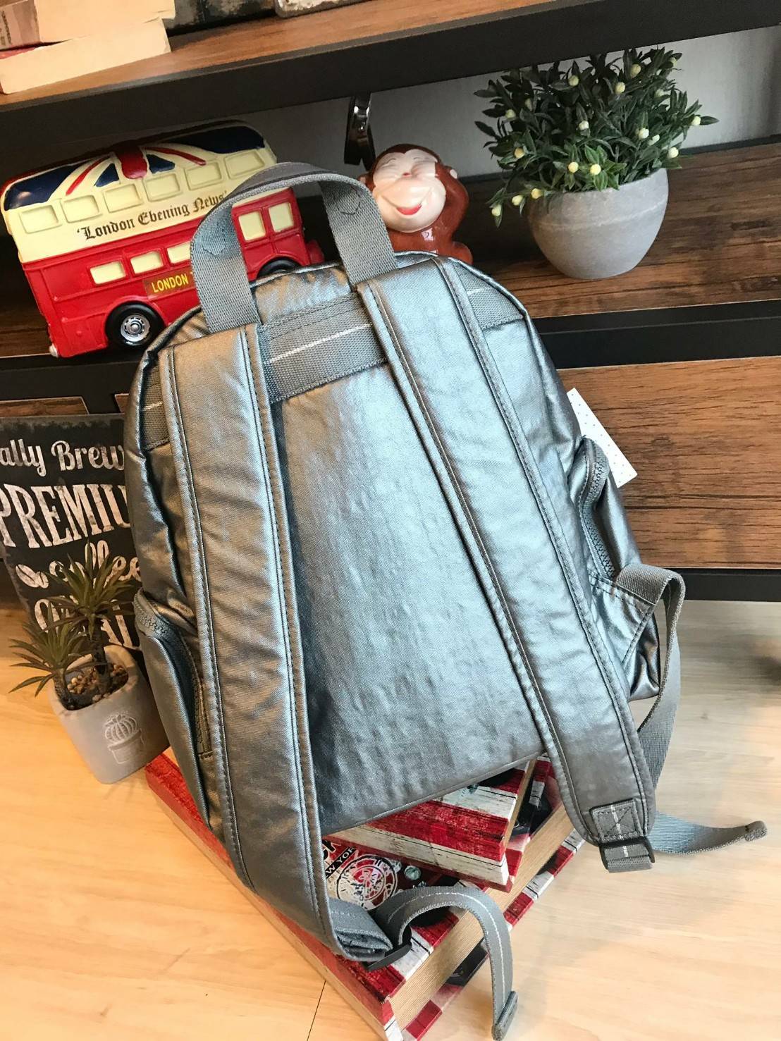 Kipling Matta Small Metallic Backpack กระเป๋าเป้ขนาดกำลังดี วัสดุไนล่อนเคลือบกันน้ำ มีน้ำหนักเบา มีช่องเก็บของหลายช่อง แบ่งเป็นช่องด้านหน้า 2 ช่องและด้านข้างอีก 2 ช่อง ช่องใหญ่ปิดเปิดด้วยซิปคู่ภายในมีช่องซิป ช่องใส่ของจุกจิกและสายห้อยพวงกุญแจ ด้านหน้าประด