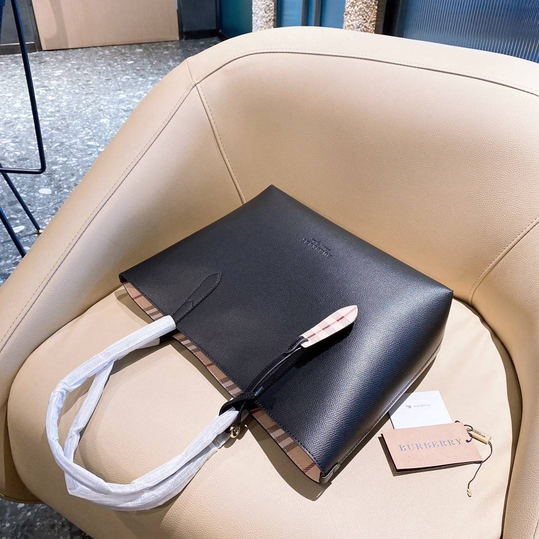 BURBERRY Leather Haymarket Check Medium Reversible Tote Bag กระเป๋าสะพายไหล่ทรงช้อปปิ้ง ทรงคลาสสิค ฮิตตลอดกาล ทรงสวยขนาดกำลังดี ตัวกระเป๋า วัสดุหนัง Pu ด้านหน้าติดโลโก้แบรนด์ ด้านในเป็นลายแรนด์ **สามารถใช้ได้ทั้ง2ฝั่ง ประดับด้วยป้ายแท็คหนัง ภายในช่องหลัก 