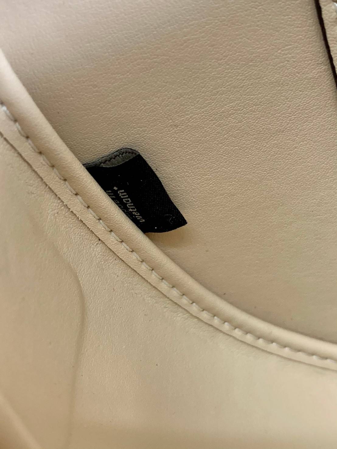 COACH ALIE SADDLE BAG IN SIGNATURE JACQUARD (C4694//C3464) New item!! กระเป๋าสะพายทรง saddle ดีไซน์วินเทจย้อนยุค แฝงความหรูในตัวด้วยอะไหล่สีทองเหลือง โดดเด่นไม่ซ้ำใครแน่นอน วัสดุผ้า jacquard สลับหนังแท้ ภายในเป็นช่องโล่ง มาพร้อมสายสะพายครอสบอดี้ ที่สามารถ