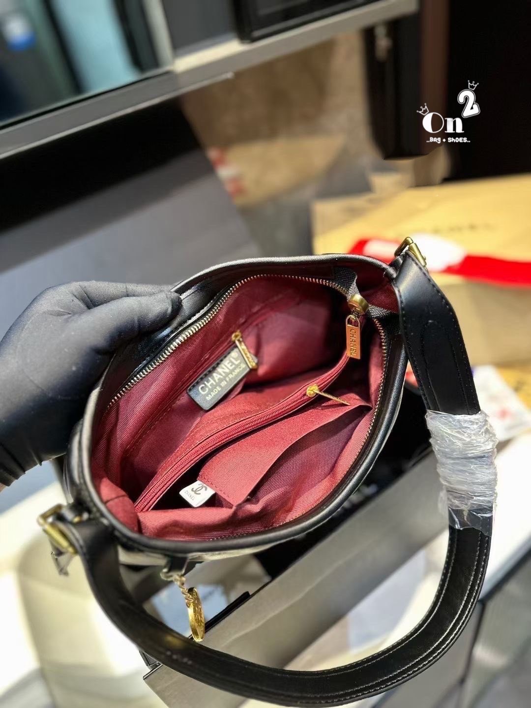 CHANEL HOBO BAG Shoulder Bag กระเป๋าสะพายทรงโฮโบ หนังลายตาราง โลโก้CC Iconic ด้านบนแบบเปิดปิดด้วยซิป สายโซ่ทองสวยหรูใช้งานสะดวกกำลังน่ารักเลยค่ะ