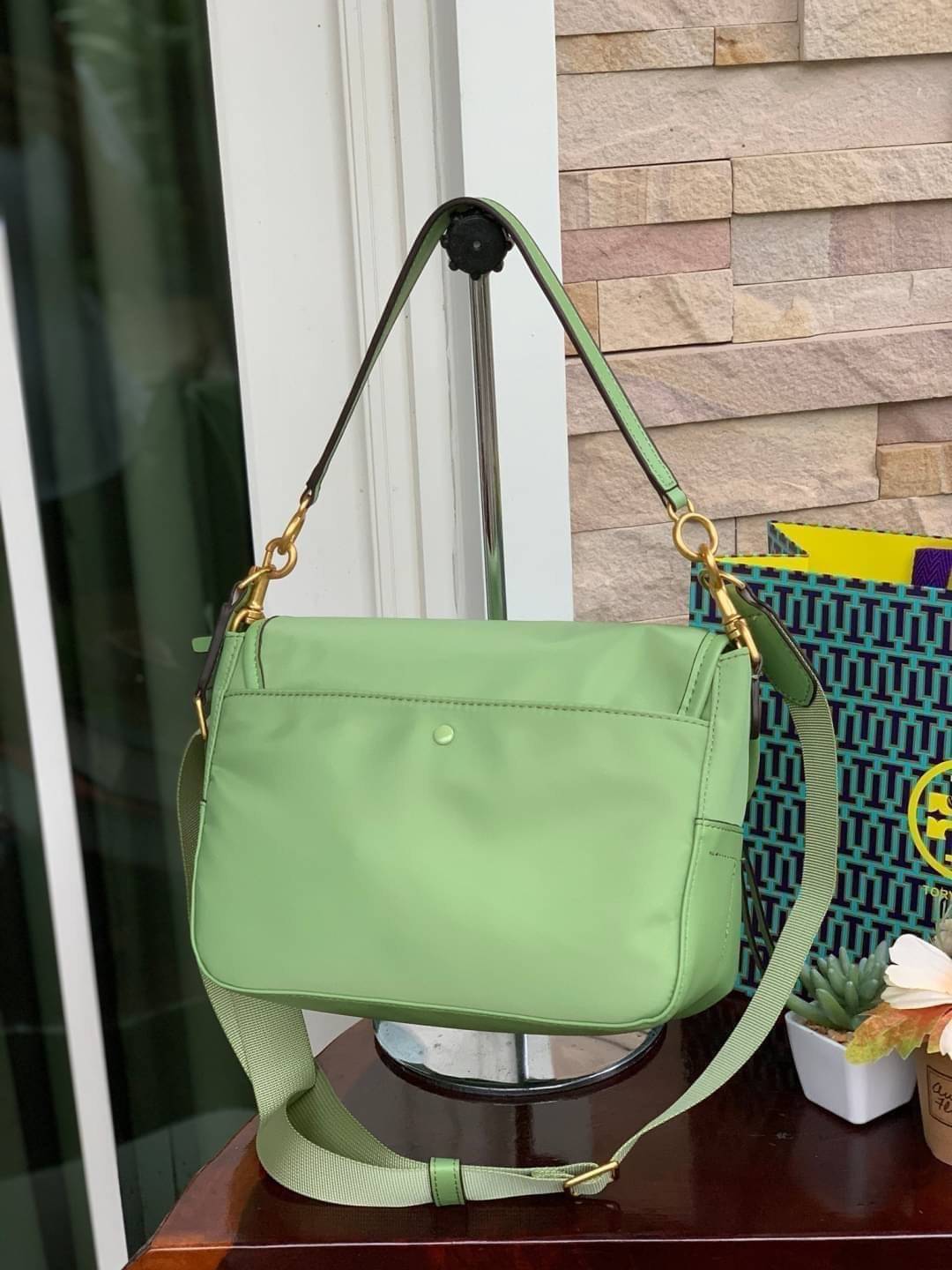 ของแท้ 💯% Tory Burch logo patch satchel bag อีกหนึ่งแบรนด์ดังจากนิวยอร์ก ที่เหล่าดาราเซเลปใช้กันทั่วโลก ด้วยดีไซน์ที่เป็นเอกลักษณ์ เข้ากับยุคสมัย วัสดุ Nylon waterproof ที่แข็งแรงและทนทาน