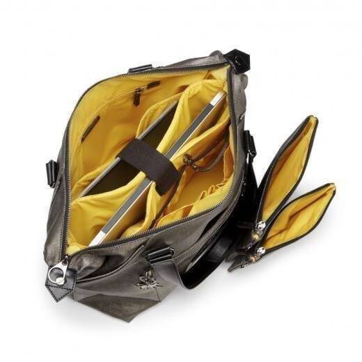 KIPLING ART ORGANISED Metallic Tote Bag with Laptop Compartment กับอีกหนึ่งคอลเลคชั่นของ GO MONDAY collection วัสดุ synthetic (structured, coated) กระเป๋าถือหรือสะพายที่ภายในมีช่องแยกเป็นสัดส่วน ตรงกลางมีช่องใส่ Laptop มีเบาะหุ้มหนาโดยเฉพาะ มีช่องใส่ขวดน้