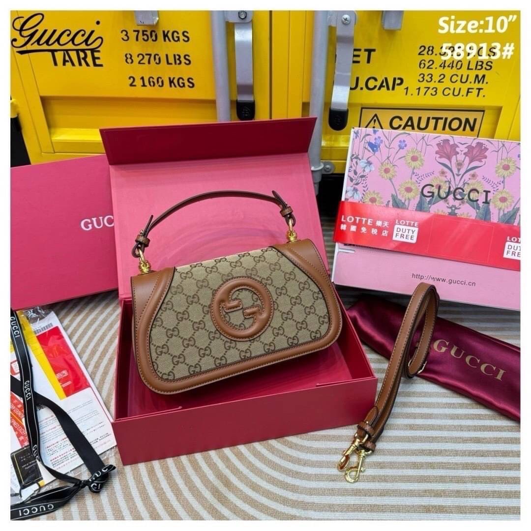 Gucci Blondie small top handle bag กระเป๋าสะพายรุ่นใหม่สุดไอคอนนิก ดีไซน์วินเทจยุค 70 เป็นความหรูหราที่สามารถใช้งานได้จริง เหมาะอย่างยิ่งสำหรับตู้เสื้อผ้าของสาวๆยุคนี้ ดาวเด่นดวงใหม่ของแบรนด์ ควรมีมากๆ ค่ะ