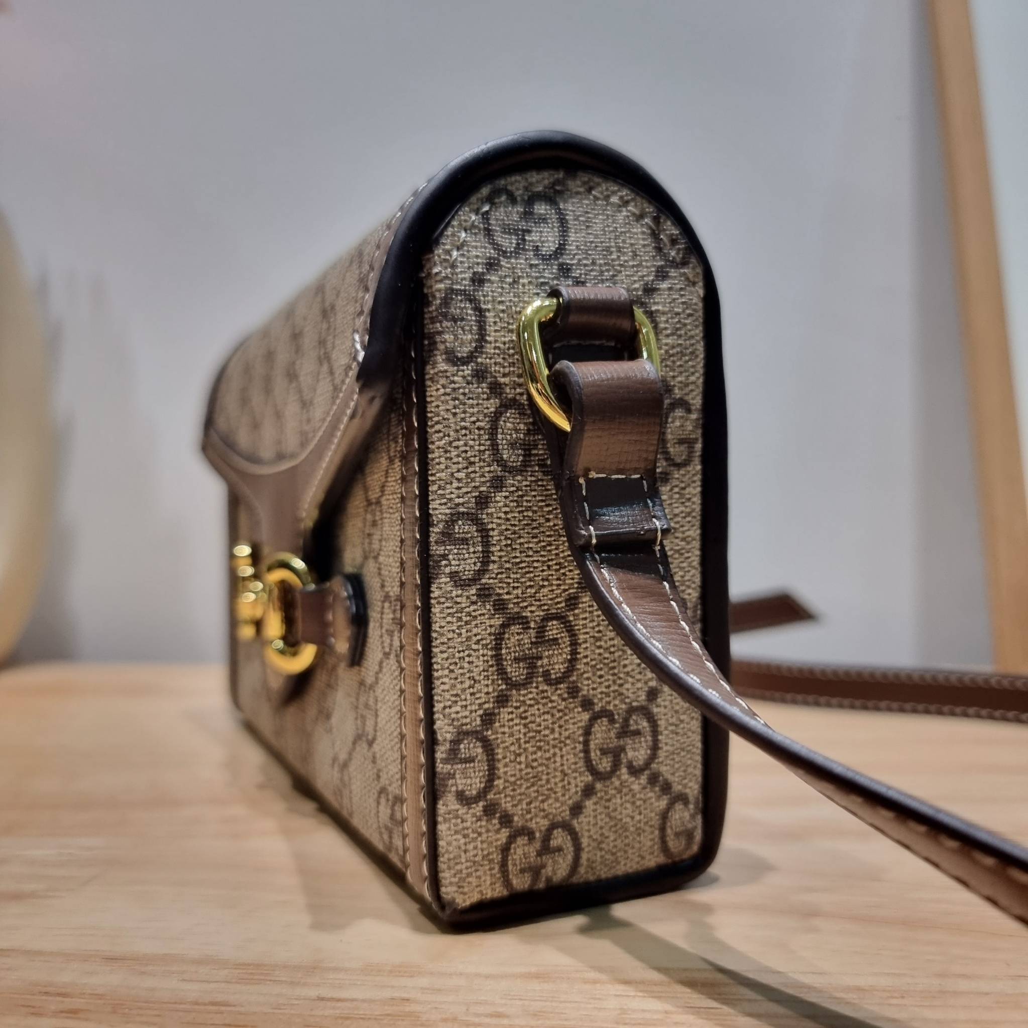 Set 3 ชิ้น Gucci Horsebit 1955 Mini Bag / GG crossbody horizon mini bag box set ชวนสะสม ใครมองหาของขวัญอยู่ เซ็ทนี้จัดว่าเลิศมาก! กับการจับเอารุ่นยอดฮิต มามิกซ์รวมกับไอเท็มสุดคุ้มของมันต้องมี!! จัดเรียงให้อยู่ในกล่อง box set ลิมิเต็ด ที่มีทั้งแว่นตา gentl