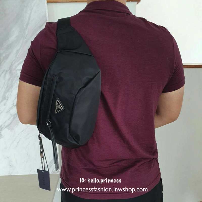 PREMIUM GIFT จากแบรนด์ PRADA ทรงคาดอก เหมาะกับสายStreet มากๆค่ะ ทรงสาย จุของได้เยอะ ไม่ซ้ำใครแน่นอนคะ ด้านหน้ามีช่องซิปแยก อะไหล่สีเงิน ภายในมีป้ายโลหะโลโก้แบรนด์ ใส่กระเป๋าตัง มือถือ บัตร ได้สบายคะ ผู้ชายใช้ได้ ผู้หญิงใช้ดีคะ รุ่นนี้ คอนเฟริม เลยค้าาาา
