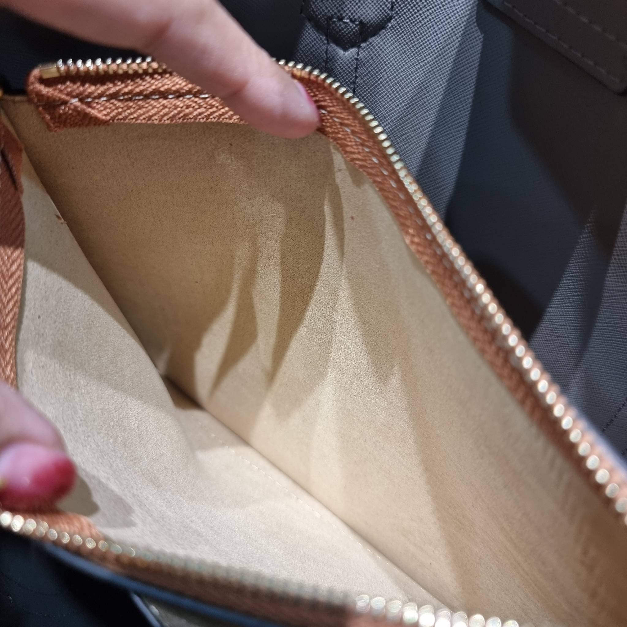 TORY BURCH PERRY SMALL TRIPLE COMPARTMENT TOTE BAG กระเป๋าโท้ทขนาดเล็ก รุ่นขายดี ทรงสวย ดีไซน์ออกมาให้ใช้งานได้ทุกลุค ทุกโอกาส