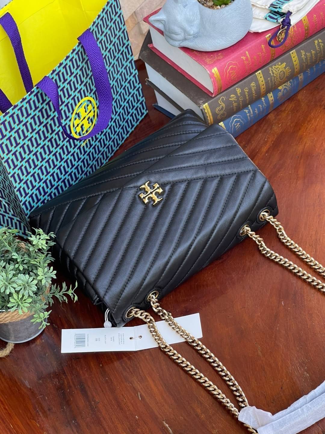 Large : Tory Burch Kira Chevron Quilted Convertible Leather Crossbody Bag เป็นกระเป๋าที่ใช้ในการออกงานสำคัญหรือวันที่มีปาร์ตี้สังสรรค์ คุณควรเลือกใช้กระเป๋าที่มีดีไซน์สะดุดตา เพราะจะช่วยยกระดับและเพิ่มเสน่ห์ให้กับตัวคุณเองมากยิ่งขึ้น หากเป็นงานทางการ เช่น