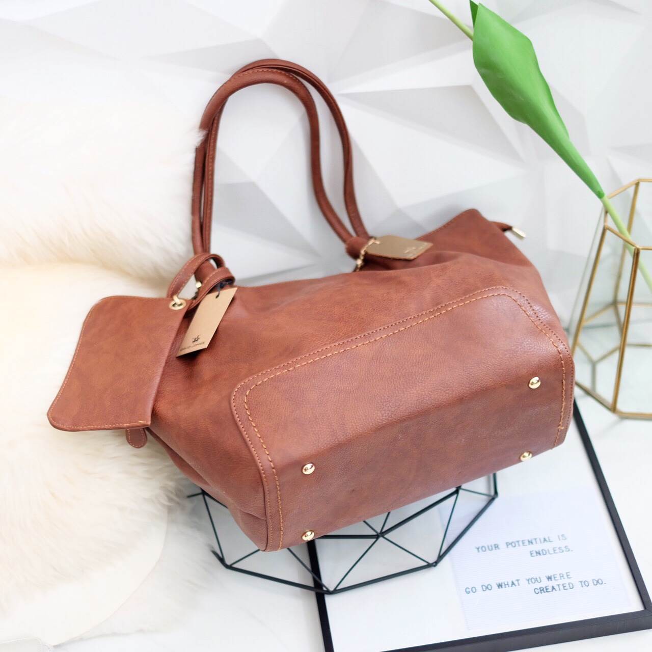 New Arrival ซื้อ 1 ได้ถึง 2 กระเป๋า ทรง Tote จากแบรนด์ David Jones ค่า ทรงนี้ นิยมถือกันมากๆ บอกเลยใบนี้ ของจริงสวยคะ หนังนิ้ม นิ่ม ค่า ดีต่อใจ 😁❤️ 〰〰〰〰〰 รุ่นใหม่ล่าสุด หนังนิ่มมาก ใบนี้ มีใบเล็กแถมให้อีก 1 ใบค่ะ จะถือ หรือสะพายก้อได้ จุของ