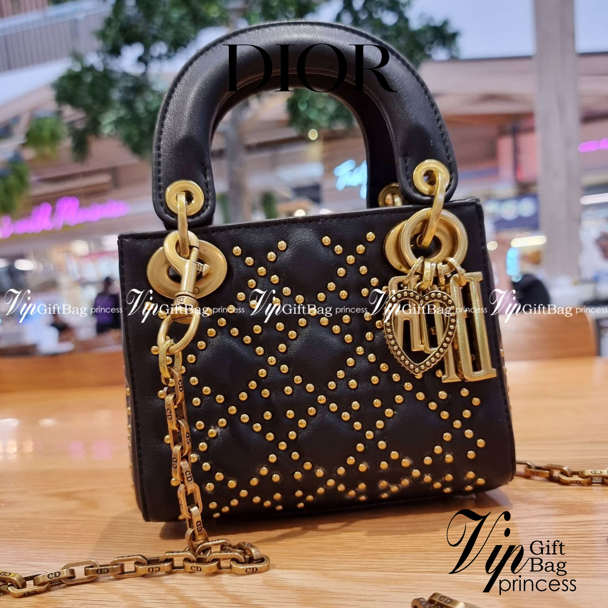 DIOR CD MINI LADY STUDDED BAG กระเป๋าสะพายข้างพรีเมี่ยมกิ๊ฟสุดฮอต ดีไซน์ตกแต่งหมุดเต็มใบ ไม่มีคือพลาด หรูจริงอะไรจัง ทรงกล่องคลาสสิค วัสดุหนังแท้ โดดเด่นด้วยพวงกุญแจโลโก้สีทองลิมิเต็ด มีหูจับในตัวและสายครอสบอดี้สุดเลิศ แต่งเติมดีเทลอัพราคาไปอีก ภายในเป็นช