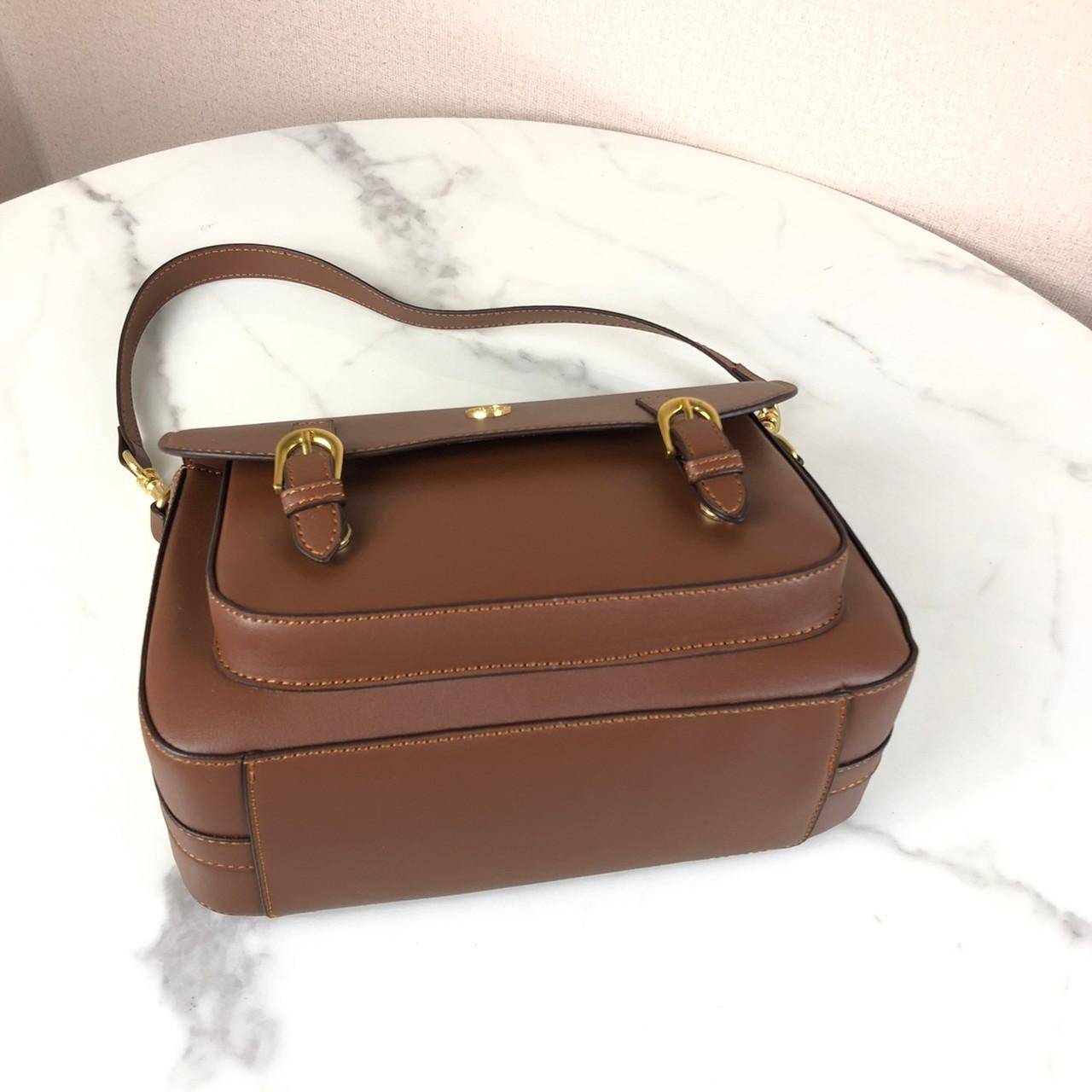 กระเป๋าถือและสะพาย TORY BURCH เปิด - ปิดกระเป๋าด้วยกระดุมแม่เหล็ก ด้านในแบ่งเป็น 2 ช่องใหญ่ และมี 1 ช่องซิป กับ 1 ช่องเล็กค่ะ สายสะพายสั้น 57 cm ถอดได้ ปรับไม่ได้ค่ะ สะพายสะพายยาว สามารถถอดและปรับได้ 3 ระดับค่ะ