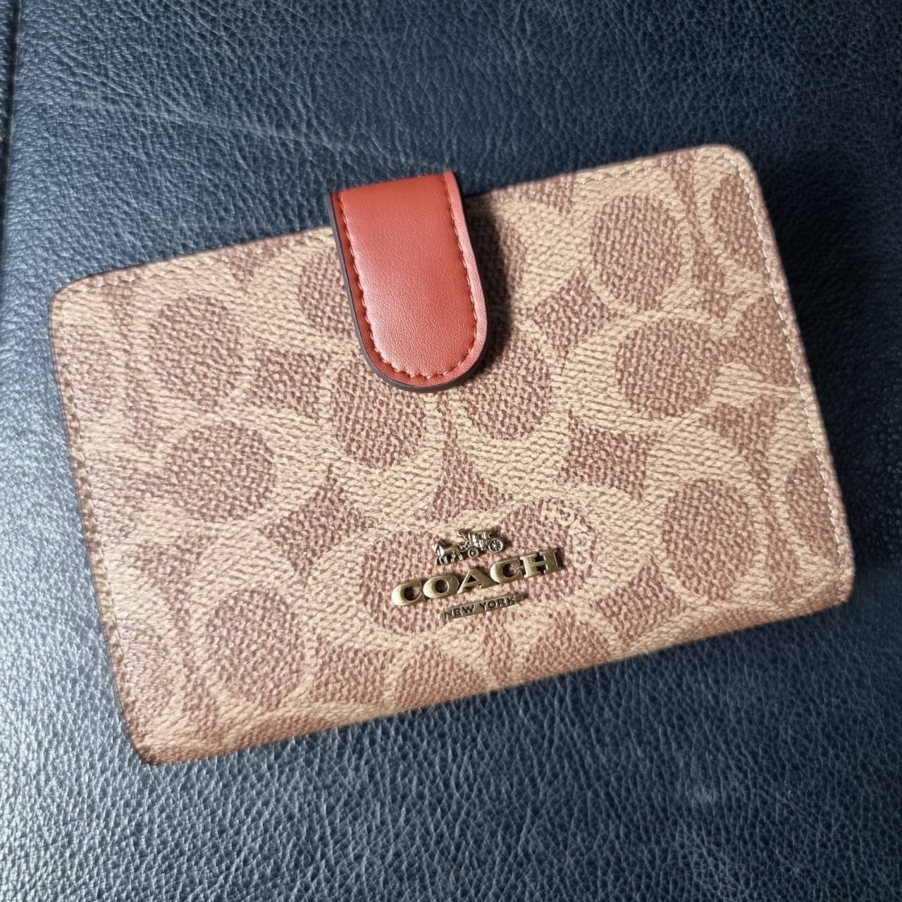 COACH F33034 MEDIUM CORNER ZIP WALLET IN COLORBLOCK SIGNATURE CANVAS กระเป๋าสตางค์ใบกลาง 👛 ขนาดกำลังเหมาะมือ วัสดุหนังแคนวาส ดูแลรักษาง่าย มีช่องใส่บัตรและธนบัตรครบ และช่องซิปแยกไว้ใส่เหรียญ สวยคลาคสิคแบบนี้เหมาะส่งต่อเป็นของขวัญที่สุดจ้า