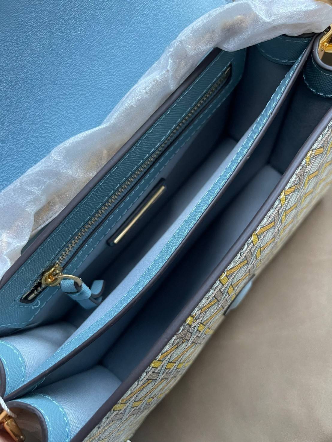 Tory Burch Robinson Printed Convertible Shoulder Bag กระเป๋าสุดคลาสสิค Collection นี้เหมาะกับสาว ๆ วัยรุ่นเป็นพิเศษ ด้วยโทนสีสดใสที่ทางแบรนด์ได้ดีไซน์ออกมาอย่างพิถีพิถัน สามารถตอบโจทย์สาว ๆ ที่มีคาแรคเตอร์หวาน สดใส และร่าเริงได้อย่างแท้จริงอีกทั้งลายโซ่ยั