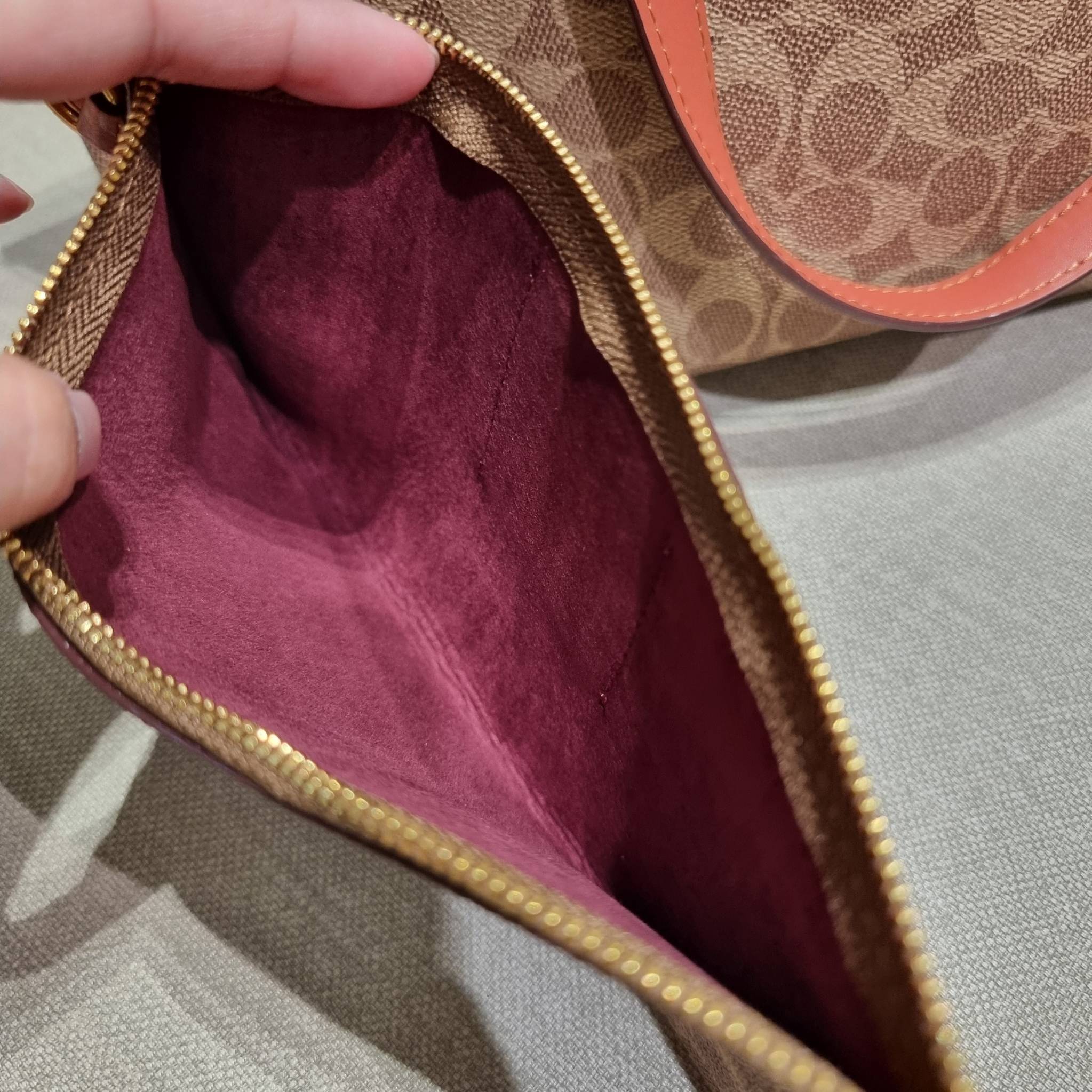 COACH C6336 DAY TOTE IN SIGNATURE CANVAS ใหม่ล่าสุด กับกระเป๋าทรงโท้ทใบใหญ่ สวยสะกดสายตา ด้วยดีไซน์ที่ดูเรียบง่าย แต่แฝงไปด้วยดีเทลเล็กๆ ที่เสริมให้ไอเท็มนี้ดูแพง พิเศษ กระเป๋าลูกใบเล็กอีกหนึ่งใบ พกติดกับกระเป๋า หรือจะเอาไปแยกใช้ก็ได้ วัสดุหนังแคนวาส สลับ