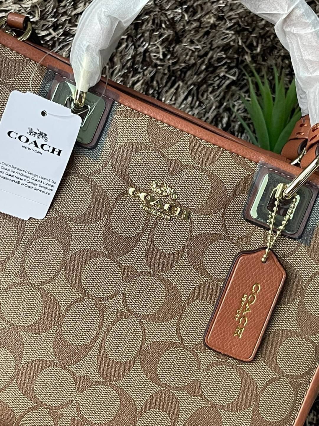 Coach Perry Tote Classic Bag F57568 รุ่นใหม่ล่าสุด กระเป๋ารูปทรงสี่เหลี่ยมสุดคลาสสิก เป็นกระเป๋าอเนกประสงค์ที่สามารถใช้ได้แทบทุกโอกาส ไม่ว่าจะไปเรียน, ไปทำงาน, ไปเที่ยว หรือแม้แต่ไปชอปปิง ด้วยขนาดที่กำลังดี ไม่ใหญ่เทอะทะ แต่ก็ไม่เล็กจนเกินไป มาพร้อมหูหิ้ว