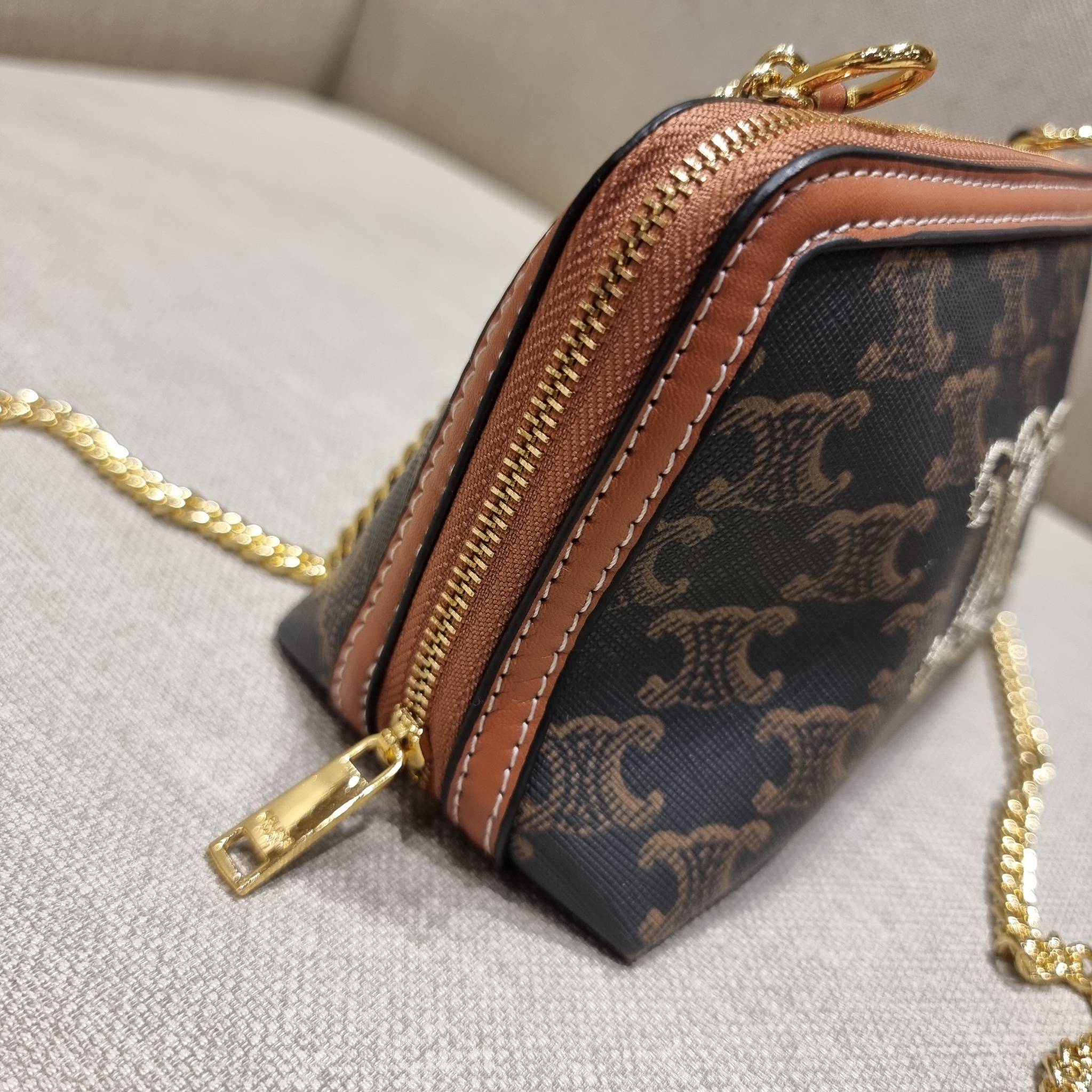 CELINE CLUTCH WITH CHAIN IN TRIOMPHE CANVAS WITH TRIOMPHE HEART EMBROIDERY กระเป๋าสะพายกึ่งคลัทช์ มินิไซส์ เอาใจสาวๆสายสะดวก!! พกพาง่าย สะพายกำลังสวย วัสดุหนังแคนวาส ดีไซน์ใหม่ โลโก้ลายปัก ดีเทลเดินด้ายรูปหัวใจ คิ้วท์ไปอี้ก!! เปิด-ปิดด้วยซิป ภายในโล่ง ใส่