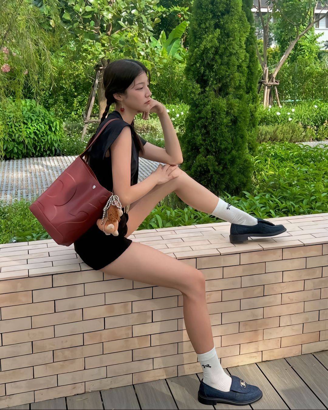 Rally The Bag Whisper กระเป๋าทรงบัคเก็ตงานหนังรุ่นใหม่ ฮอทติดลมบน มาแรงสะพายกันทั่วบ้านทั่วเมือง สายแบกสายขนห้ามพลาดจุของได้เยอะ รุ่นหนังผิวสัมผัสนิ่มมือ ทนทานและจุสิ่งของได้ครบครัน โดดเด่นด้วยโลโก้ตัวนูน