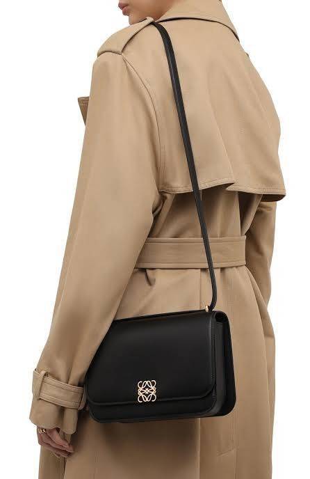 Medium : LOEWE Goya anagram leather shoulder bag กระเป๋าทรง GOYA รูปทรงกล่องอันคลาสสิกที่มาพร้อมรายละเอียดอันน่าค้นหา พร้อมด้วยโครงสร้างที่เปี่ยมไปด้วยสเน่ห์น่าค้นหา มีช่องใส่ของขนาดกว้างและเป็นทรงทำให้การจัดการสิ่งของต่างๆ ของสาวๆ นั้นง่ายดายมากยิ่งขึ้น 