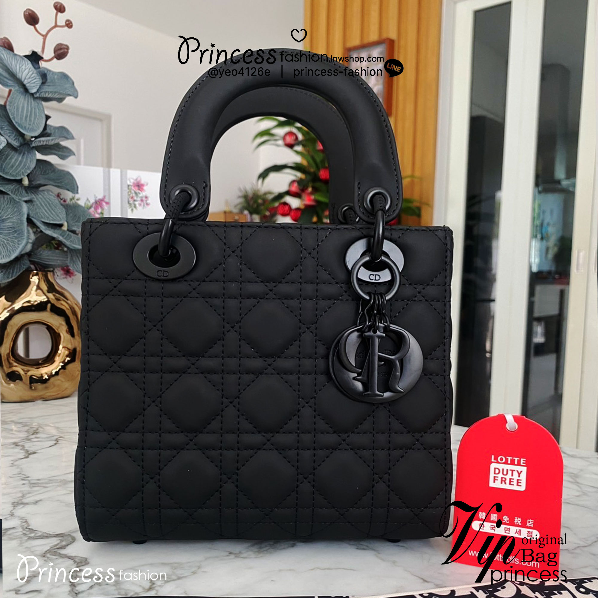 DIOR Small Lady My ABCDior bag Black Cannage Ultra-matte กระเป๋าสะพายดีไซน์เรียบหรู ทรงกล่องคลาสสิค โดดเด่นด้วยพวงกุญแจอะไหล่สีเดียวกับตัวกระเป๋า สีดำผิวแมทท์สุดคลาสสิก ลายเส้นซ้อนทับสวยงาม
