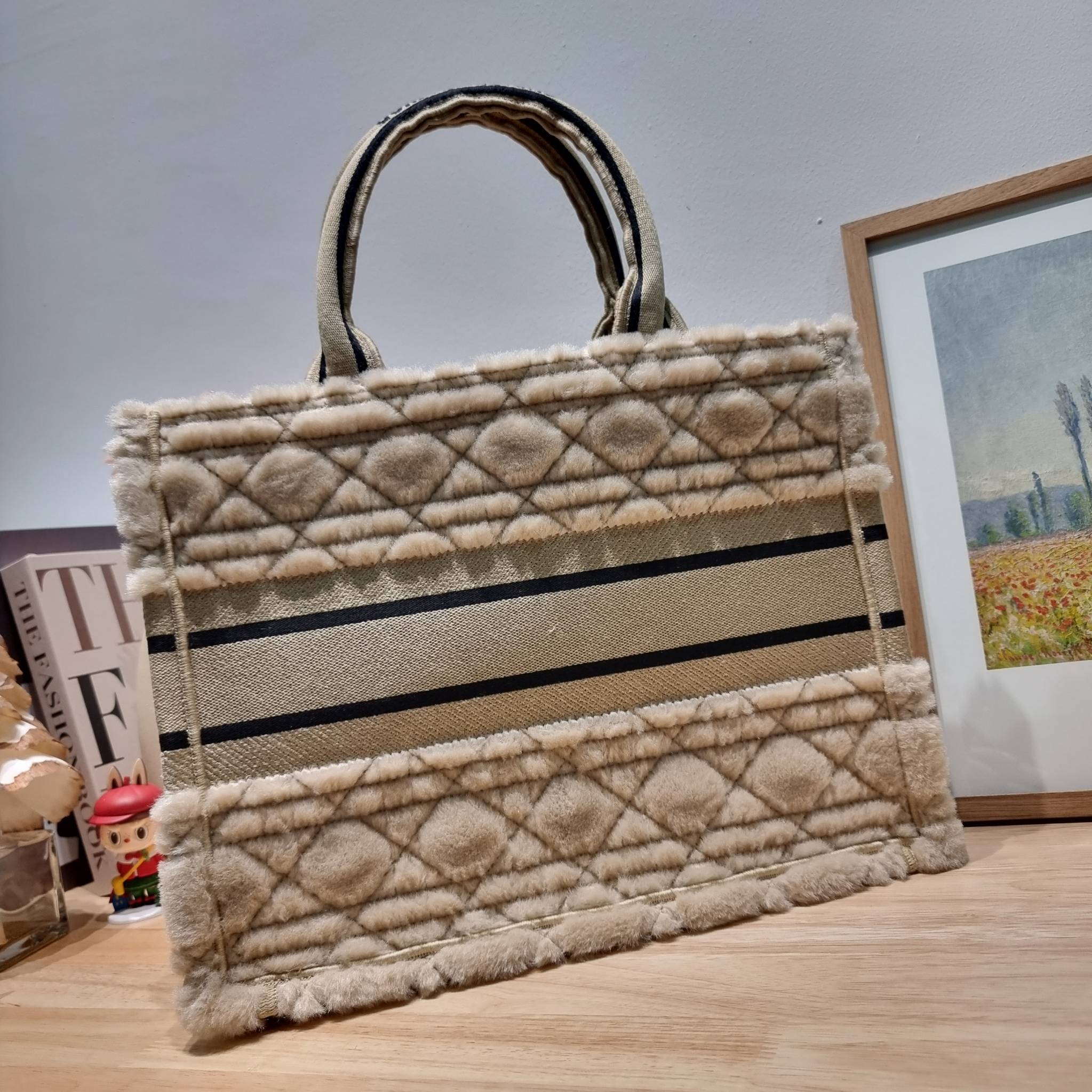 MEDIUM DIOR BOOK TOTE / CD book tote กระเป๋าทรงโท้ทใบใหญ่ ดีไซน์ใหม่ล่าสุด ที่มีทั้งความละมุนและหรูหราในตัว ด้วยการ shearling ขนแกะรอบใบฟูนุ่ม ตัดสลับฟอนท์เอกลักษณ์สวยงาม หูจับในตัวทนทาน ใช้งานง่าย ด้านในกระเป๋ากว้างมาก จุของได้เยอะ ไม่ใช่แค่สวยแถมยังใช้ป