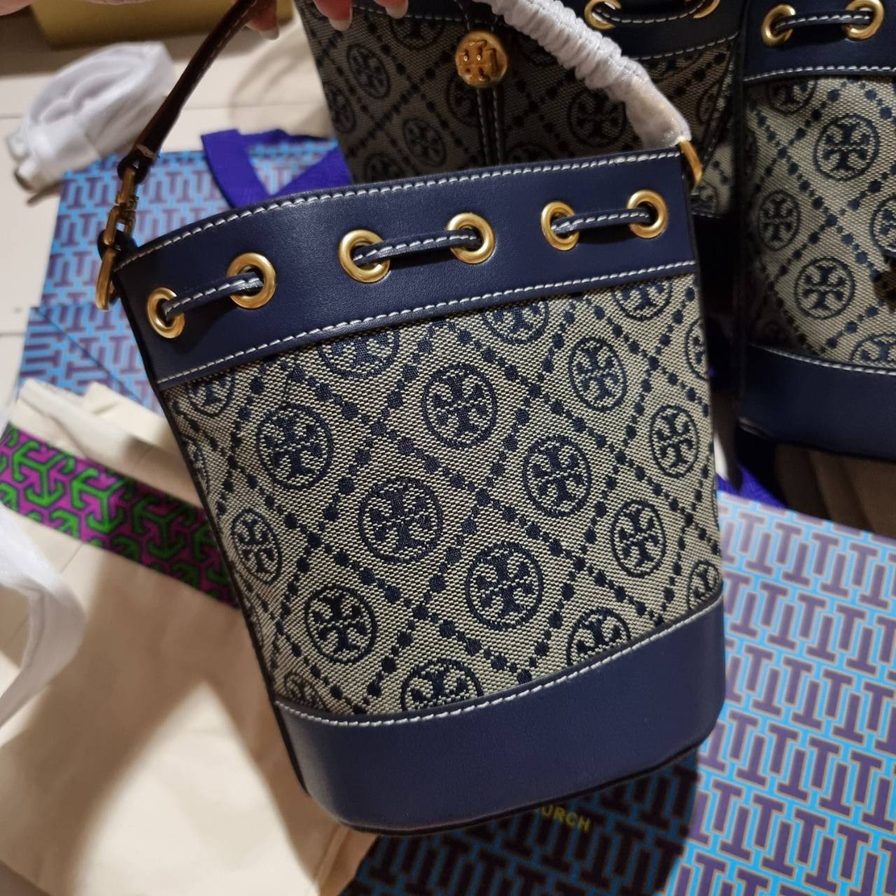 TORY BURCH T MONOGRAM JACQUARD MINI BUCKET BAG ที่สุดของรุ่นที่ตามหา!! ไอเท็มที่สาวๆเฝ้ารอ กระเป๋าบัคเก็ตทรงสวย ไซส์มินิ ที่ดาราเซเลปใช้กันมากมาย มาแล้วในราคาที่จับต้องได้