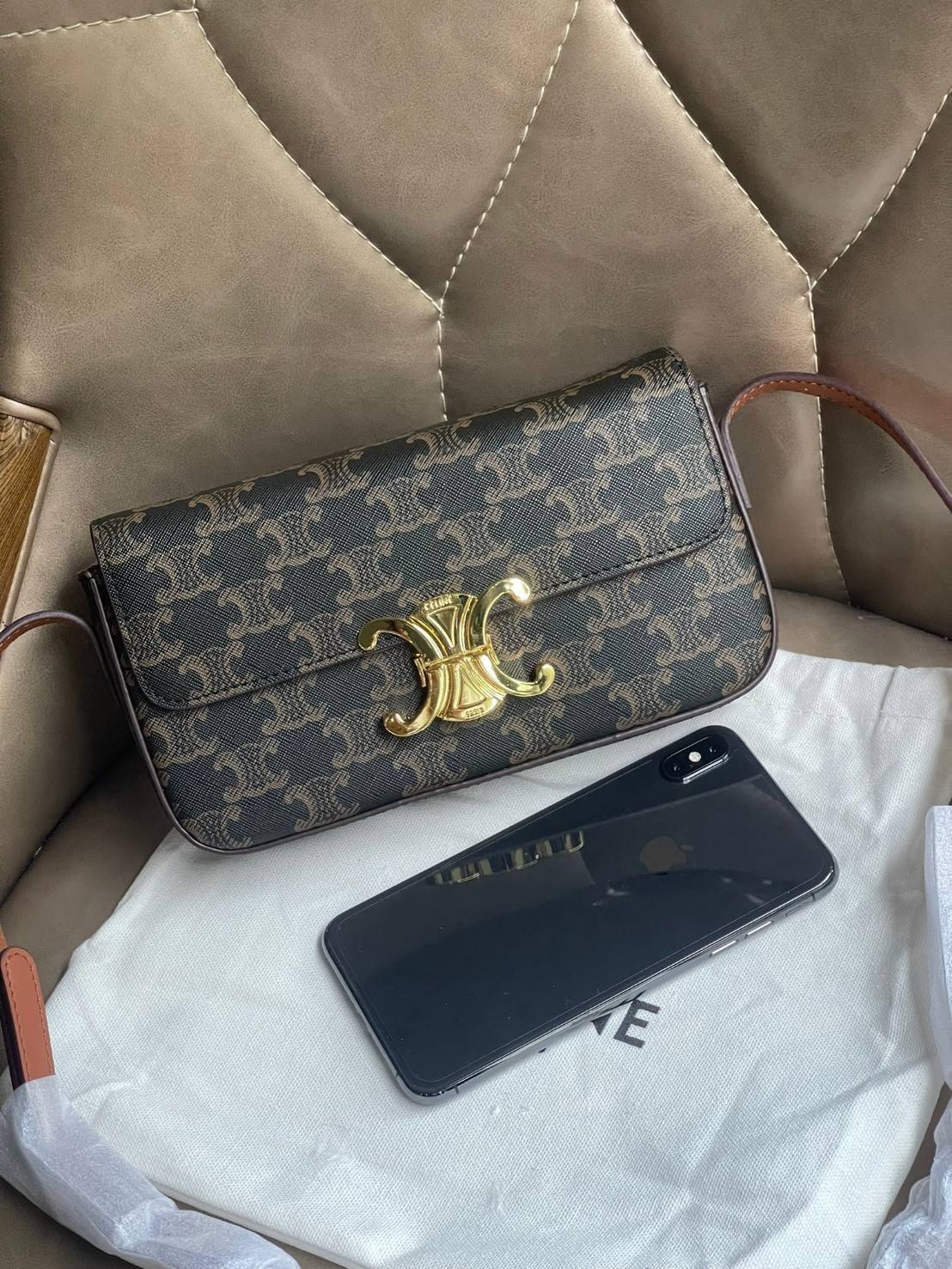 CELINE TRIOMPHE SHOULDER BAG IN TRIOMPHE อีกหนึ่งผลงานการออกแบบของ Hedi Slimane ที่ได้ดึงเอาเอกลักษณ์ต่าง ๆ ของ CELINE ออกมาและทำการตีความหมายใหม่จนได้กระเป๋าเรียบหรูและดูทันสมัย ให้คุณเลือกสะพายในชีวิตประจำวันเข้ากับการแต่งตัวสบาย ๆ หรือจะสะพายออกงานปาร์