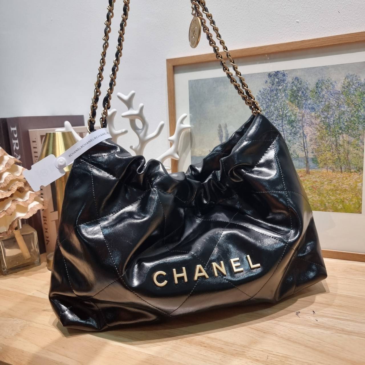 Chanel 22 horizontal bag แรงเกินต้านที่สุดกับไอเท็มนี้ ที่สาวๆหรือใครๆก็ต้องมี มาในไซส์ใหญ่ รูปทรงใช้ง่ายขึ้น แต่ยังจุได้หนักๆเหมือนเดิม ดูหรูหรา เกินเรื่องที่สุด